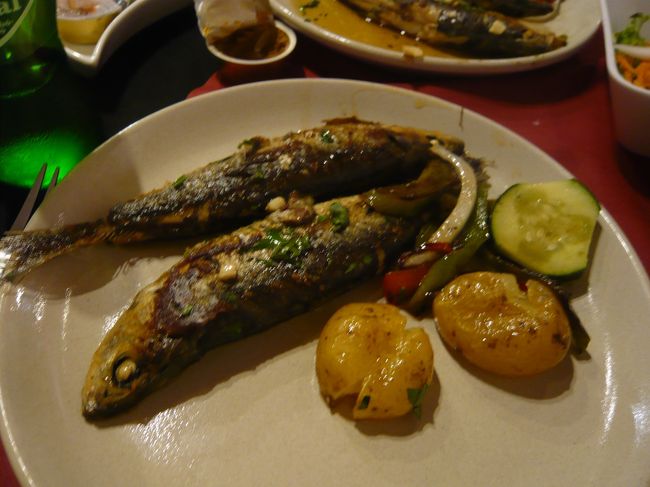 メインは待望のイワシの塩焼。<br />１人前４匹なので、半分ずつしました。<br />脂がのってとってもおいしかった。