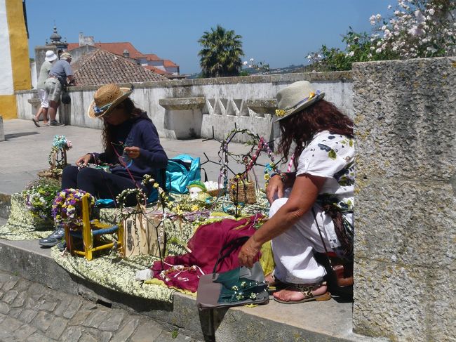 門のところで、お花の飾りを作っていました。
