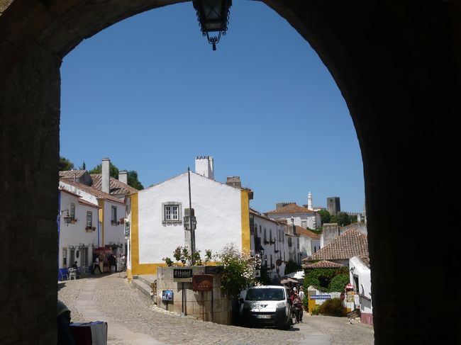 ポルタ・ダ・ヴィラから見たオビドス。<br /><br />友人とは門で待ち合わせ。