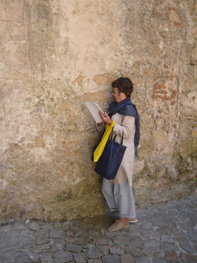 スケッチして待っててくれました。<br />私は城壁を歩いて膝ががくがく。<br /><br />また、バスに乗ってリスボンへ。