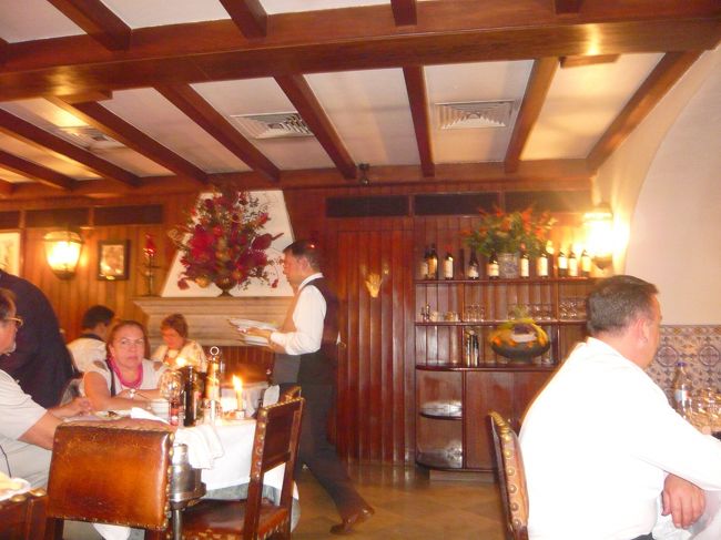 夜はファドを聞きに行こうと、ホテルのフロントで予約してもらいました。<br />ホテルで紹介してくれたファドレストランは「A Severa」。<br /><br />９時の予約でまだ明るいので、地下鉄で行くことにしました。<br />バイシャシアード駅から歩いて数分ですが、すぐに見つからず、道を聞き聞きたどり着きました。<br /><br />ライブは９時からみたいです。