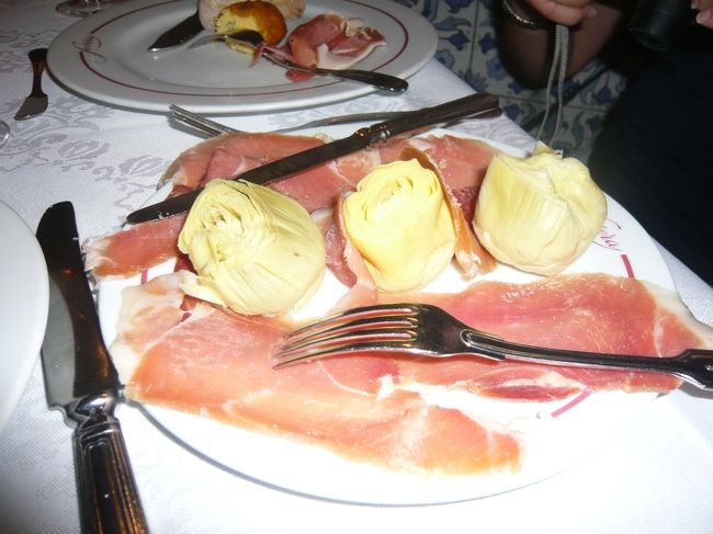 テーブルチャージが一人２５ユーロ。<br />メイン料理は高くて３０〜３５ユーロします。<br />ハーフワインと生ハムとアーティチョーク。パンやオリーブのつまみで結構お腹いっぱいになりました。<br /><br />ライブは４人の歌手が５曲ずつ歌います。<br />歌手が変わるときは、室内が明るくなり休憩。<br />その間に食べたり飲んだりしゃべったり・・・<br /><br />途中、ギターだけの演奏もありました。<br /><br />女性歌手が３人、それぞれすばらしかったです。