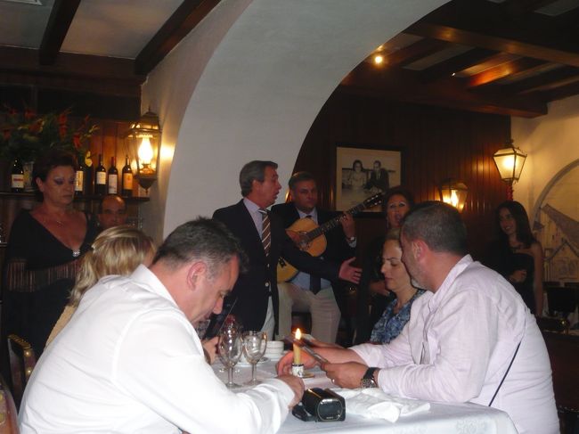 最後は全員で合唱。<br />歌詞を渡されて、客席も一緒に、A Savere の歌を歌い盛り上がりました。<br />楽しかったです。<br /><br />お勘定をしたら、２人で５０ユーロぽっきり。<br />テーブルチャージにドリンクと一皿が含まれていたんですね。<br /><br />思ったより全然安くて楽しめました。