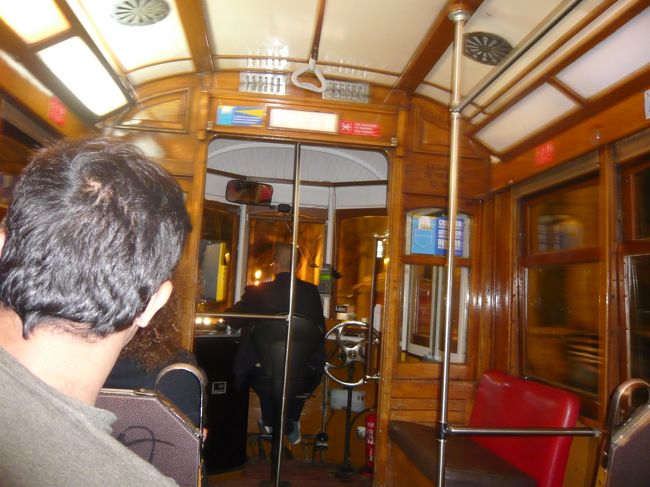 １１時に第一部が終了。<br /><br />タクシー帰るまでもないわ、と地下鉄に歩きかけたら、２８番のトラムが。<br />まだトラムに載ってないし、２８番には乗りたかったので、何も考えずに乗りました。<br />どこを走っているのかわからないけれど、地下鉄の駅に着けば帰れるから、と気楽に乗っていました。<br /><br />終点で降ろされました。<br />１２時まわっています。<br />ロシオ駅に戻りたいので、そのまま乗っていたいと言ったのですが、タクシーで行けと言われました。<br /><br />