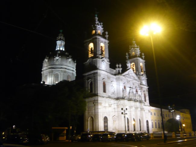 トラム２８の終点。<br />教会がライトアップされています。<br />夜風が涼しく心地よい。<br />一人歩きの女性もいて、怖いという感じはありません。<br />でも、待ってもトラムは来ません。<br />やっと終電過ぎてしまったことに気付きました。<br /><br />で、タクシーでホテルへ。<br /><br />後で調べたら、このライトアップされた教会は、エストレラ大聖堂でした。<br /><br />残すところあと一日。<br />明日はリスボン市内の観光です。