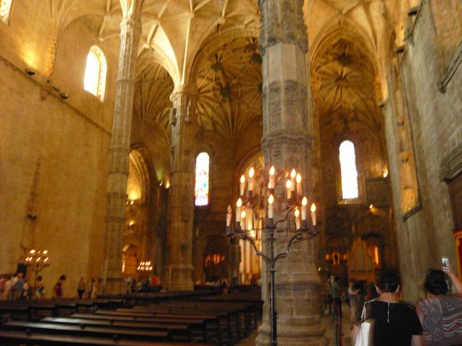 サンタマリア教会。<br />ここは無料で入れます。<br /><br />ヤシの木をモチーフにした支柱。明るく南国的な感じがしました。