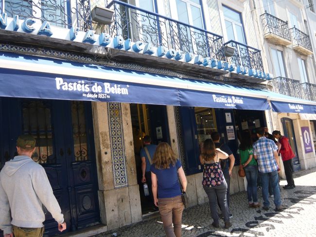 有名なエッグタルトのお店。<br />エッグタルトとバカリャウ（干しタラ）のコロッケを並んで買いました。