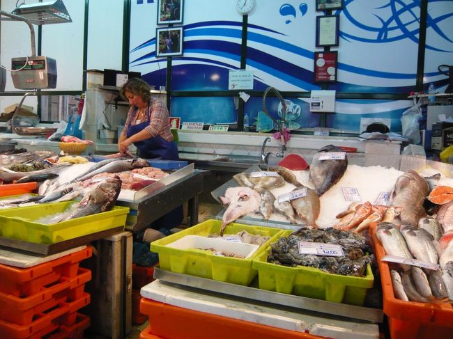 トラム１５でリベイラ市場へ行き、フードコートでコーヒータイム。