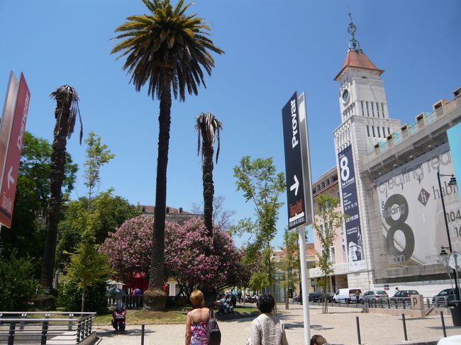 市場の北側に出て、ケーブルカーを探します。<br />親切な女性が乗り場まで連れて行ってくれました。