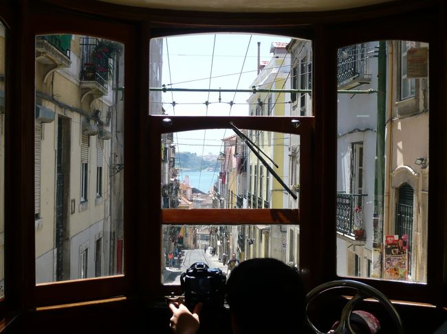 かなり急な坂を上がります。<br />上の道はトラム２８が走っているので、サンジョルジェ城を目指しました。<br />トラム２８は混雑していて、うわさ通り、チョット危ない感じ。<br />スリに気をつけないと！