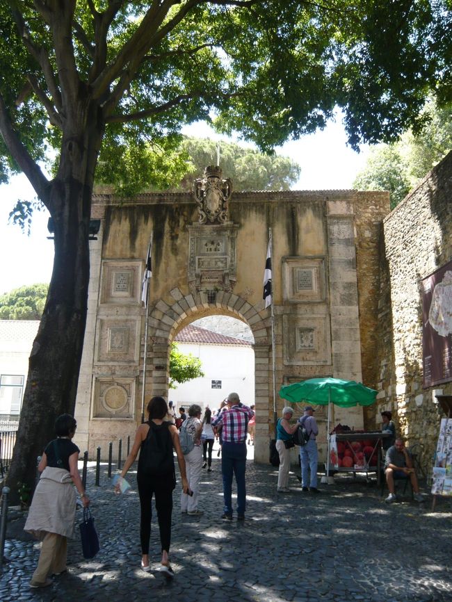 お店の前にいた女の人に道を聞いたら、近道を教えてくれました。