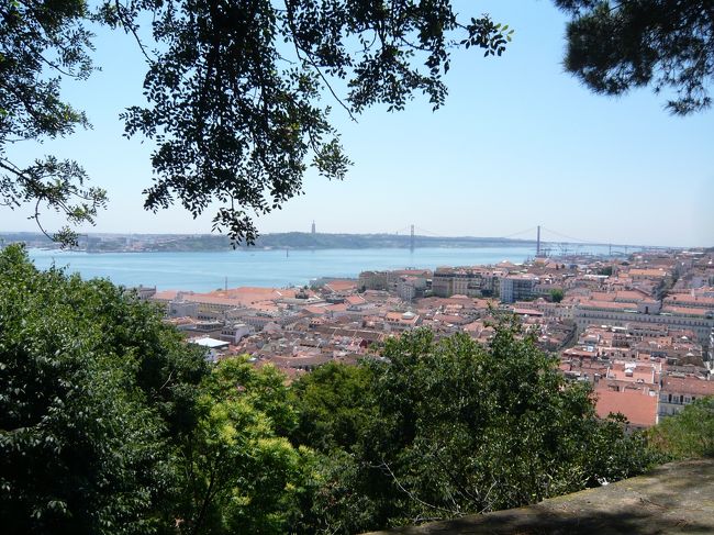 素晴らしい眺めです！<br />テージョ川にかかる赤い橋と対岸が見えます。