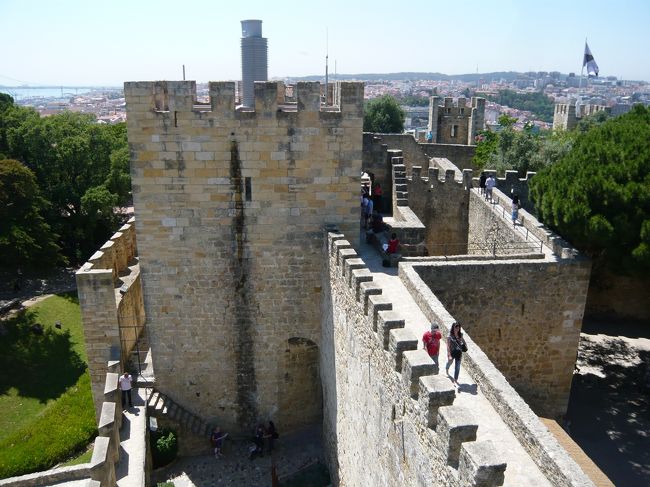 城壁を歩きました。<br />高いところは上らずにはいられません。<br />おかげで足が痛く、膝はガクガク。