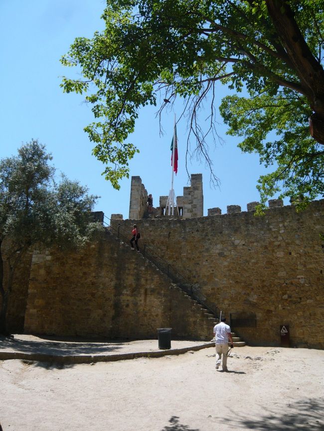 サンジョルジェ城からまた展望台まで歩き（道路工事でバスが停まらなかったので）、バスでフィゲイラ広場へ。<br />地下鉄ロシオ駅がら、グルベンキアン美術館へ行ってきました。<br /><br />買い物をしなければ！とタクシーでフィゲイラ広場のスーパーマーケットへ。<br />お土産を買い、疲れ果ててホテルに戻りました。