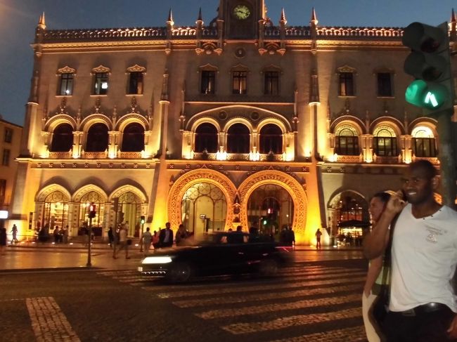 少し荷造りをして、お風呂に入って夕食に出かけました。<br />ライトアップされたロシオ駅。