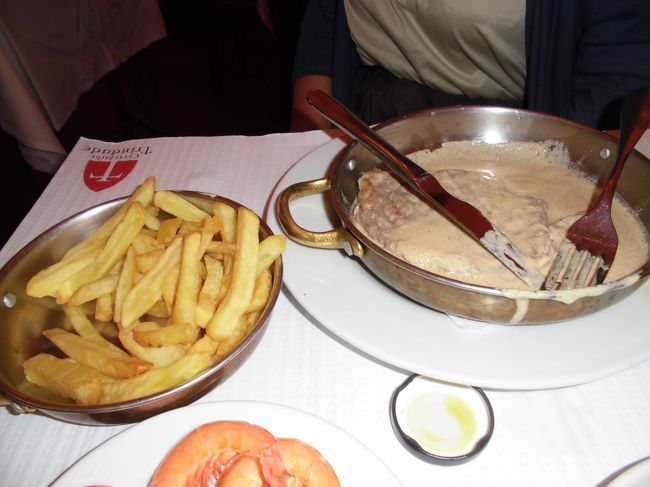 夕食をどこにしようかとお目当てのお店に行ったのですが、クローズ。<br />ロシオ駅近くのトリンダーテというレストランに行きました。<br />かつての修道院を改装した店内はアズレージョの装飾で雰囲気があり良かったです。<br />仔牛肉のお料理、ソースがとても上品でおいしかった。