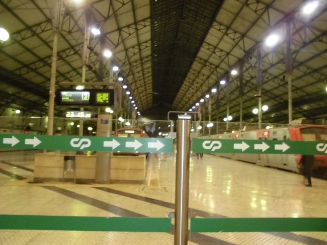 夜のロシオ駅ホーム。<br />２日前、ここからシントラ、ロカ岬へ行ったんだった。<br /><br />連日１２時ごろまでお出かけ、よく動きました。<br />これからホテルへ帰って荷造り、２時半ピックアップです。<br /><br />帰りもアムステルダムで５時間。<br />ラウンジ４１でゆっくりできました。<br /><br />帰りの飛行機はガラガラ。エコノミーですが、４席占領し、横になれたので、疲れも取れ、元気に帰ってきました。