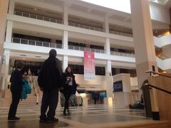 Euston駅に着いて、隣の大英図書館へ。

中のお土産屋さんで自分へのお土産にオイスターカードのケースを購入。


それから下見ついでに隣のKingsCross駅へ。

ついでにSt.PANCRASも見ておく。
荷物預けられる場所と料金を確認して(高い！)
地下鉄でLeicesterSquare駅へ。
TKTSで明日のマチネのチケットを探す。
絶対に見たかったレミゼ。
1階席を39£でゲット。
前に見たときはバルコニーだったので近い席で嬉しいな。
