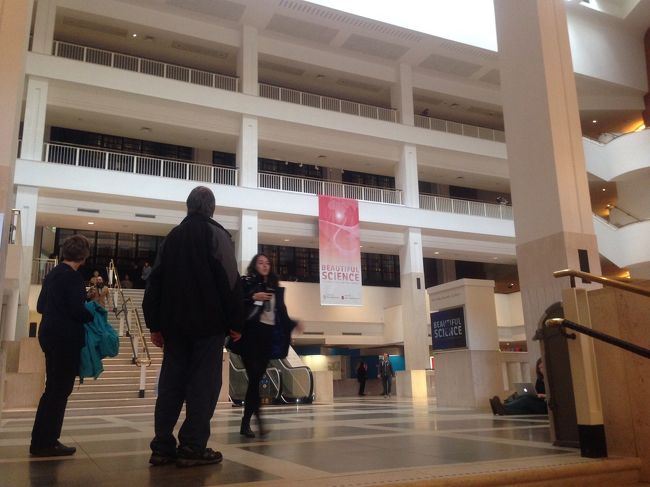 Euston駅に着いて、隣の大英図書館へ。<br /><br />中のお土産屋さんで自分へのお土産にオイスターカードのケースを購入。<br /><br /><br />それから下見ついでに隣のKingsCross駅へ。<br /><br />ついでにSt.PANCRASも見ておく。<br />荷物預けられる場所と料金を確認して(高い！)<br />地下鉄でLeicesterSquare駅へ。<br />TKTSで明日のマチネのチケットを探す。<br />絶対に見たかったレミゼ。<br />1階席を39£でゲット。<br />前に見たときはバルコニーだったので近い席で嬉しいな。<br />