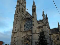 Ｄホテルから歩き始めて１０分足らず。
ここは、ボイン川北岸のウェスト・ストリート沿いにある聖ピーター・ローマカトリック教会で、見学無料。

ウェスト・ストリートを隔ててお向かいには、ドロヘダ・タウン・センターと言う大きなショッピング・センターがあるのが不思議な取り合わせになっています。

