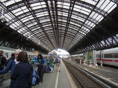 ケルン中央駅に到着。
2時間20分でした。

ドイツの駅は鉄骨でできているのですね。