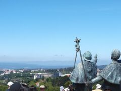 丘の上のモニュメント
巡礼の基本持ち物
帆立貝（十字架がえがれている）・水筒（基本はひょうたん）・杖