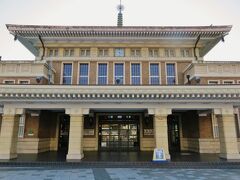 奈良：中心部　夕刻散歩　1
JR奈良駅旧駅舎　（２代目駅舎）
　昭和９年に主要部竣工。　設計は大阪鉄道管理局工務課
　奈良の諸寺院の特色ある屋根を参考として作案されました。　寺院風和風と鉄筋コンクリート造の近代的構成の折衷様式です

　線路の高架化に伴い、平成16年5月に解体せずにそのまま移動する曳家工事が行なわれました。　反時計周りに13度回転させた後に、4日がかりで北へ約18メートル移動 　平成21年7月に『奈良市総合観光案内所』としてオープンしています

　エントランス中央には平城京大極殿の柱が組まれています。　案内所では外国人への観光案内も行われ、観光情報検索コーナーもあります。　もちろん休憩もでき、奈良の伝統工芸品の展示や各種パンフレット類も取り揃えて有ります
（http://blog.goo.ne.jp/fineblue7966/e/90aebe1d4f487ce6850cc6d7c2d6c482　より引用）