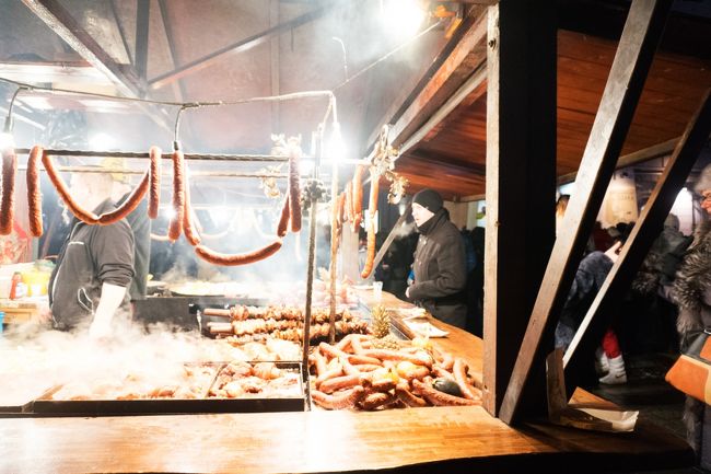 焼きあがるソーセージ。