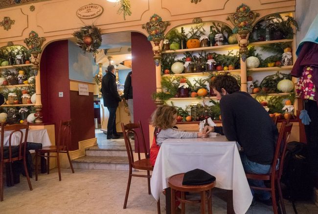 その教会の向い側の定食屋さん。<br />ここも指差しで注文できました。