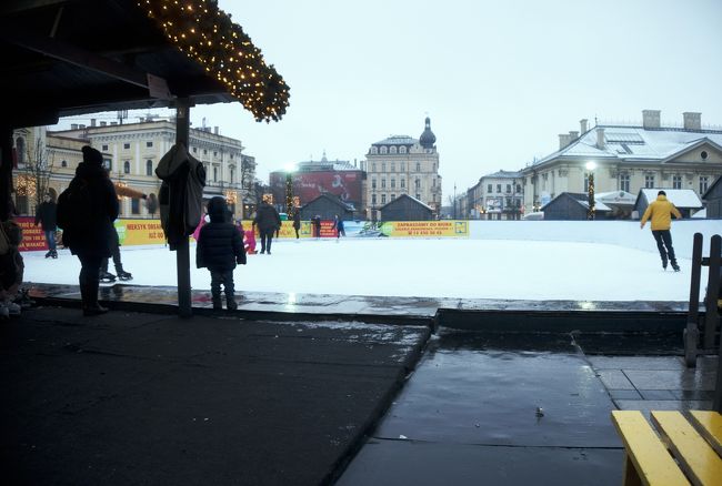 クラクフ駅前にはスケートリンクが設営されていました。<br />これもよく見かけるヨーロッパの風景です。