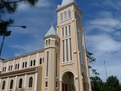 ○ダラット大聖堂  Dalat Cathedral

出国前の天気予報によると、5月6日のダラットは降水確率21％と旅行期間中の最悪値だったが、日頃の精進のお蔭で気持ちのいい青空になった。

