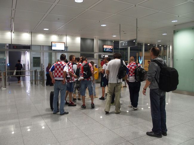 開幕戦を戦うCroatiaサポも同じ便でSãoPauloへ乗り込む