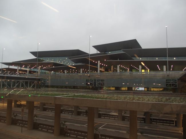 空港の新ターミナル。工事中のターミナルもあるらしく、みんな混乱してた