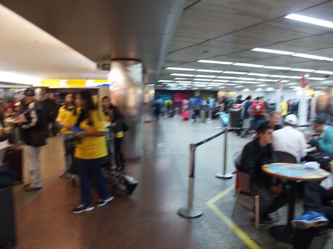 ぶれてるけど各国からのサポーターが続々とブラジウへ到着