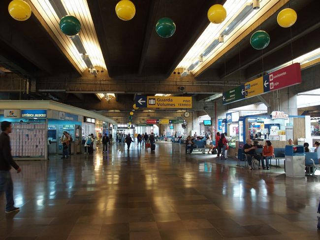 地下鉄を乗り継いでバスターミナルへ。荷物を預け、今夜のRioDeJaneiro行きのバスの予約を完了。<br />クレジットカードでキャッシングをしようとしたら全然キャッシュを引き出せず焦った（後日処理が正常に終了したのにキャッシュが出てこなかったキャッシング分が引き落とされてて、クレジットカード会社にクレームを入れると調査の上返金されたということがあって、先行きが不安になる）