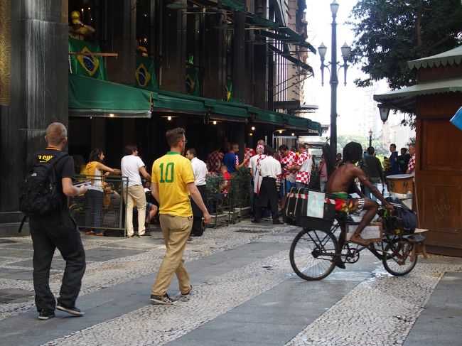 TicketCollectionPointは結局展望台のすぐ近くにあった。無事にTicketを引き換え市内を歩く。Pubではサポーター連中が既に呑んだくれてた。欧州ではお馴染みの光景