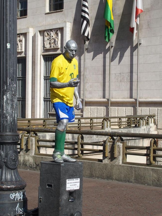 こんな銅像が。ユニフォームはRonaldinhoGauchoだが、外見はRonaldoっぽい（笑）