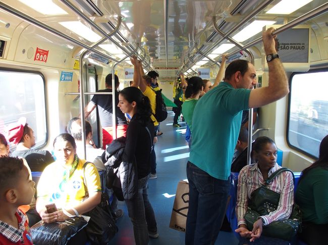 Arena Corinthiansへ向かう地下鉄。意外とまたーりとしてる