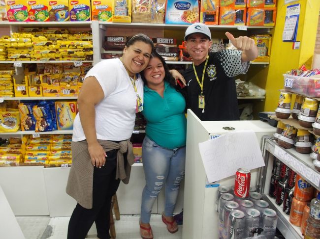 駅の売店の店員が写真を撮れと言ってきた（笑）