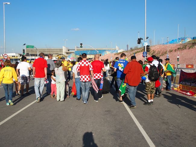 スタジアムへ向かって歩く