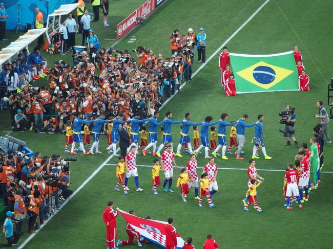 入場。ブラジウはいつもの前の選手の肩に手を乗せるスタイル