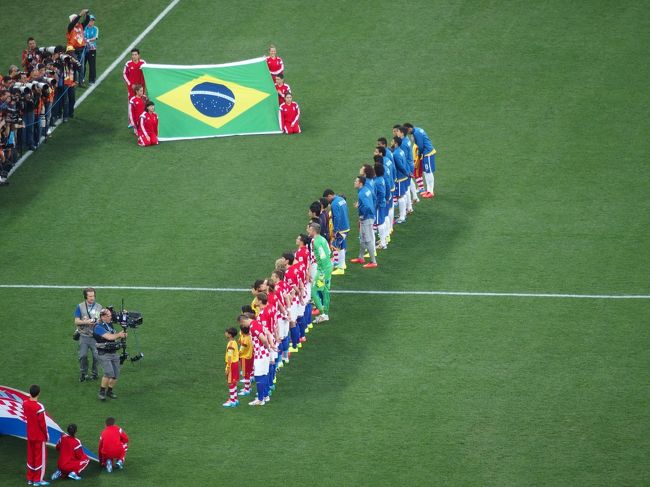 国歌斉唱。ブラジウは国歌が長くていつも途中でカットされるけど、さすがに自国開催ではフルコーラスで歌い切る。
