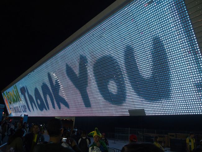 スタンド裏の壁に電光掲示板があって、Thank You