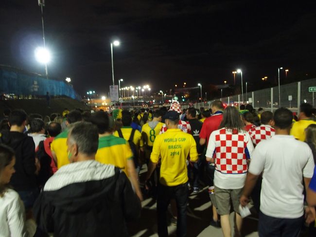 スタジアムを後にするサポ