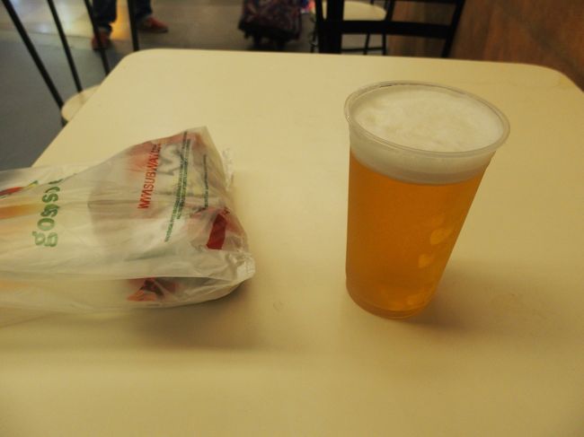 バスターミナルへ戻ってきたけど、食堂は何処も混んでて、並ぶのはしんどいのでサンドイッチとビールの夕食。観戦＆移動が続くとこういう素食が続くことになる