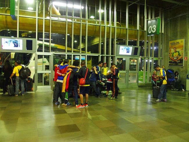 RioDeJaneiro行きのバスのりばではColombiaサポが記念撮影。今回はColombiaから多数のサポが来てた