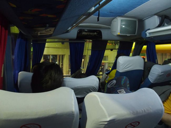 4列のシートなのだが日本のバスより遥かに幅が広くてリクライニングも深くて快適