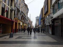 繁華街、ラ・ウニオン通り。朝のため開いている店も人通りも少ない。