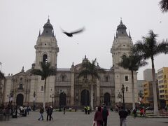 アルマス広場から望むカテドラル。ペルー最古のカテドラル。