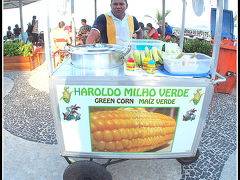 ところで.....全国のブラジルのビーチでは、なぜか......トウモロコシや焼きチーズが必ず売られています.....。

なぜでしょうか.......分かりません........。